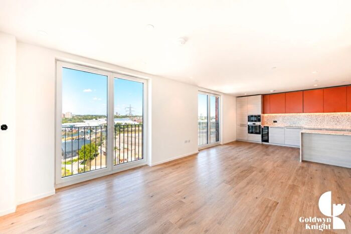 3 Bedroom Flat For Sale In Leven Road, London, London, E14