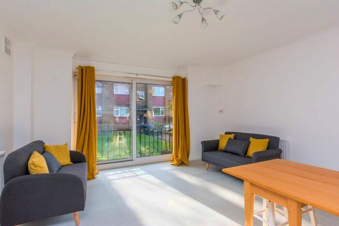 3 Bedroom Flat To Rent In Queens Gate Gardens, West Putney, London, SW15