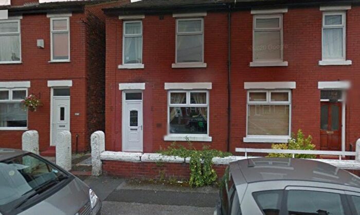 2 Bedroom Flat To Rent In Prestwich, Manchester, M25