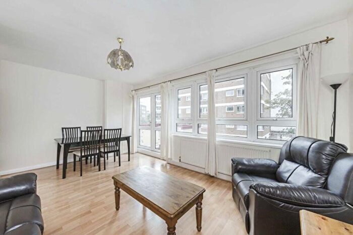 3 Bedroom Flat To Rent In Dryburgh House, Abbots Manor, SW1V