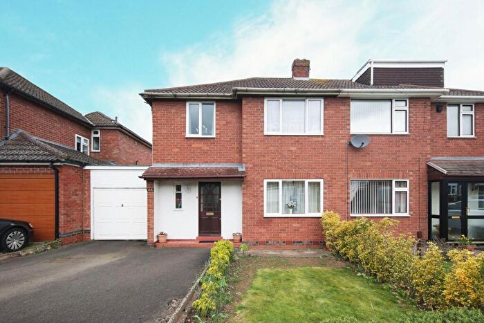 3 Bedroom Semi Detached House For Sale In Stirling Avenue, Leamington Spa, CV32