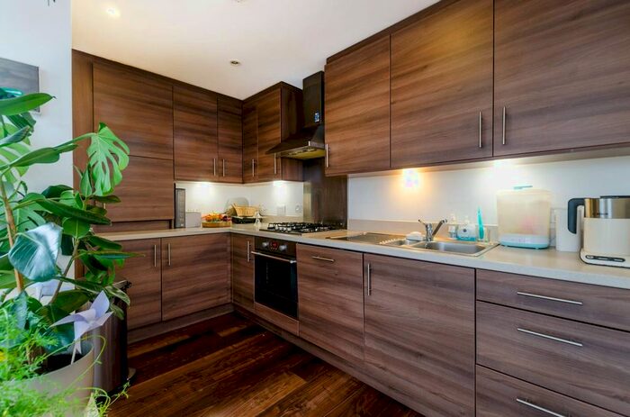 2 Bedroom Flat To Rent In Cambridge Crescent, Bethnal Green, London, E2