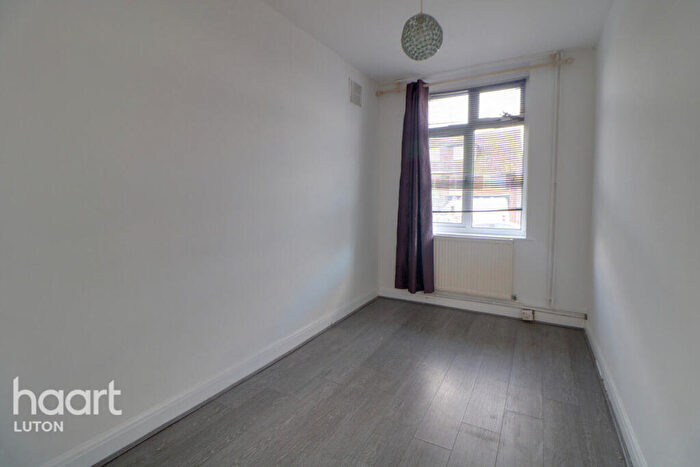 3 Bedroom Detached Bungalow To Rent In Roman Road, Luton, LU4