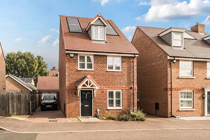 4 Bedroom Detached House For Sale In Hawthorn Croft, Stotfold, SG5