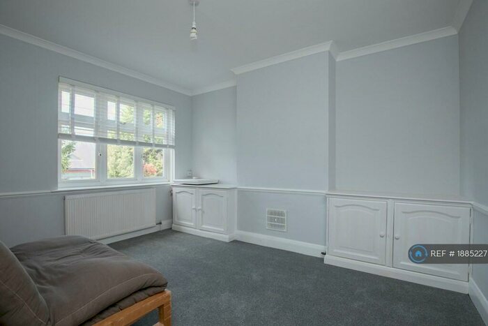 2 Bedroom Flat To Rent In Howard Road, New Malden, KT3