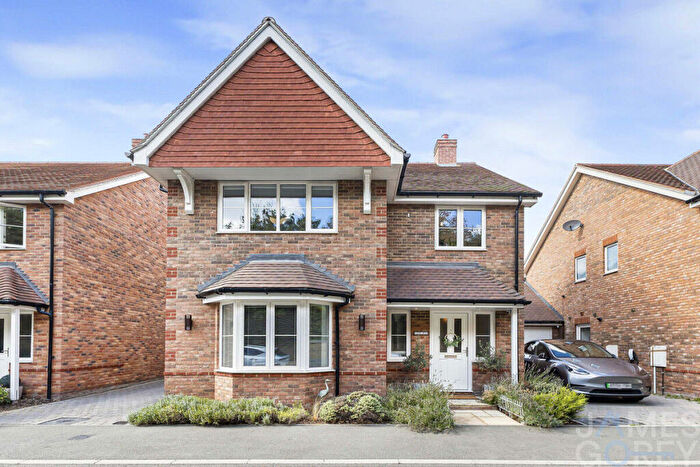 4 Bedroom Detached House For Sale In Parkwood Hill, Greenhithe, DA9