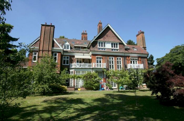 Apartment To Rent In Longfield Drive, East Sheen, London, Uk, SW14