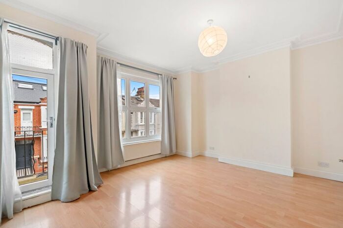 3 Bedroom Flat For Sale In Fabian Road, Fulham, SW6