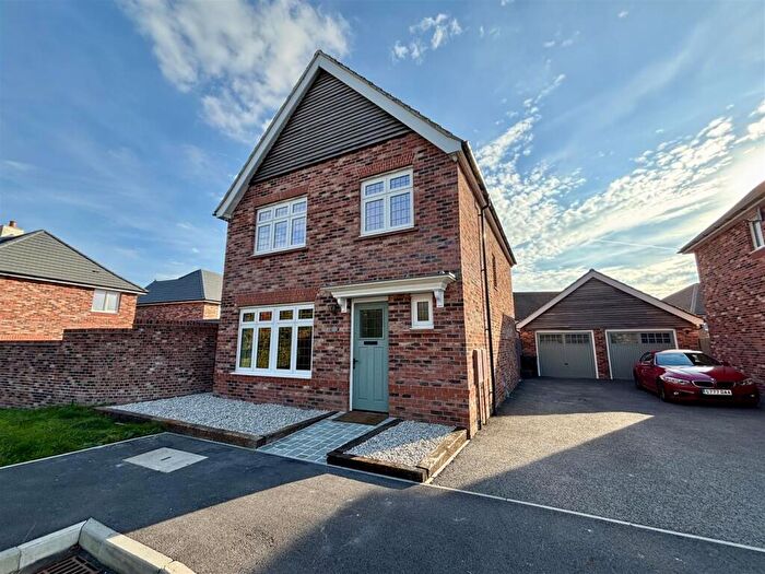 3 Bedroom Detached House For Sale In Vale View, Shaftesbury, SP7