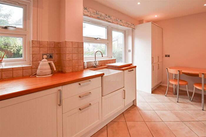 4 Bedroom Detached House For Sale In Moorescroft, Kelvedon Hatch, Brentwood, CM15