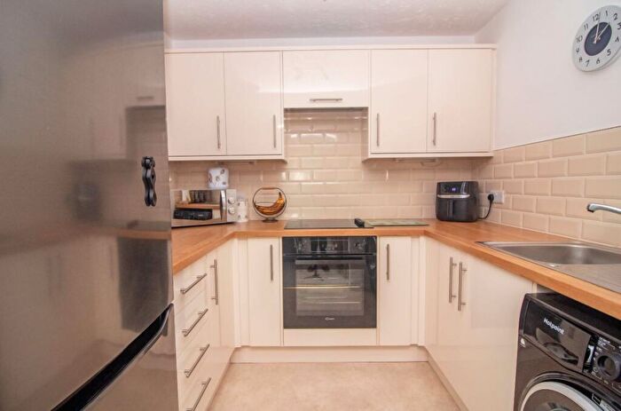 1 Bedroom Flat For Sale In Dene Court, Holman Close, Cowplain, PO8