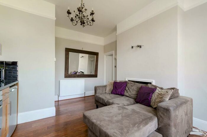1 Bedroom Flat To Rent In Avenue South, Surbiton, KT5