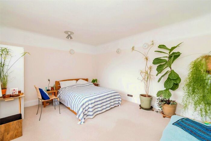 4 Bedroom Detached House For Sale In Bassett Close, Bassett, Southampton, Hampshire, SO16