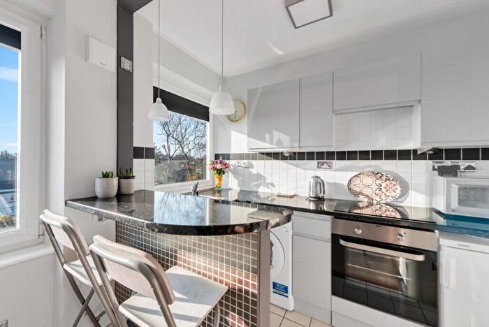 1 Bedroom Flat For Sale In Oakcroft Court, Liskeard Gardens, Blackheath, SE3
