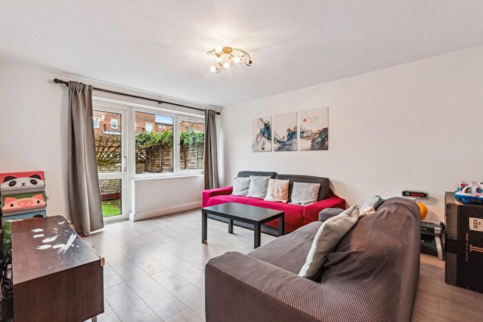 2 Bedroom Maisonette To Rent In Cowdenbeath Path, Islington, N1