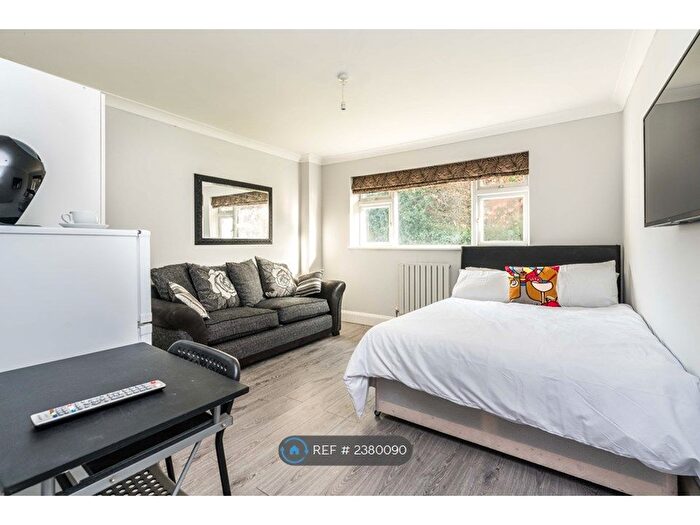 Studio To Rent In Park Road, Smallfield, Horley, RH6