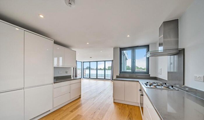 3 Bedroom Flat To Rent In St. John's Hill, London, SW11