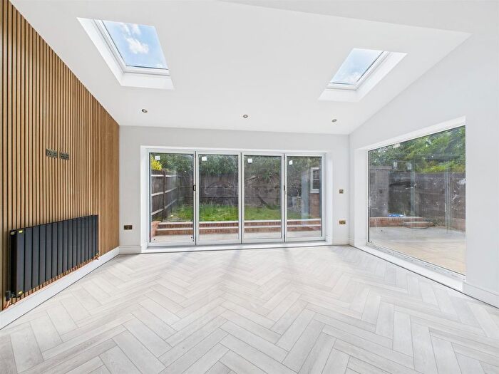 4 Bedroom Property To Rent In Cherrytrees, Coulsdon, CR5