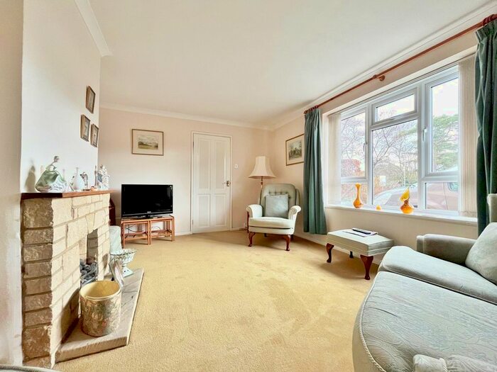 3 Bedroom Semi-Detached House For Sale In Larkhill Road, Abingdon, OX14