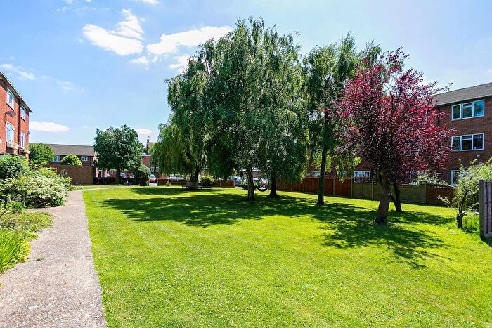 2 Bedroom Flat To Rent In Moat Close, Bushey, Bushey, WD23