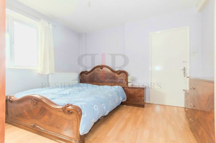2 Bedroom Apartment To Rent In Kinglake Estate, London, SE17