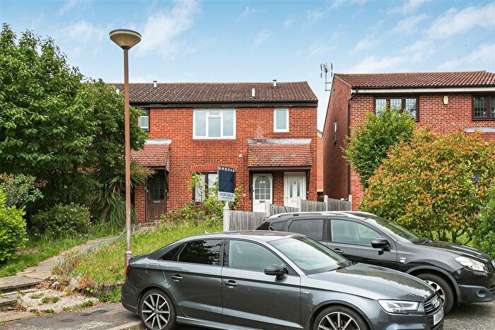 1 Bedroom Flat For Sale In Navestock Close, Chingford, E4