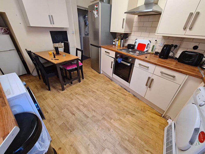 5 Bedroom House To Rent In Hyde Park Terrace, Leeds, LS6