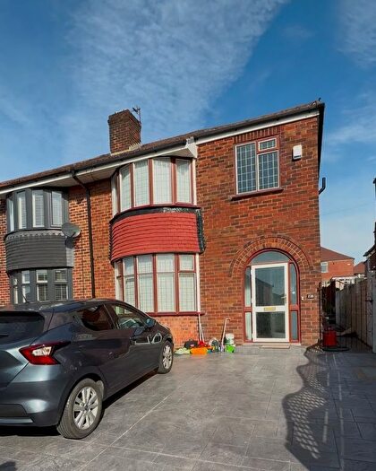 3 Bedroom Semi-Detached House To Rent In Hollinwood Avenue, Chadderton, OL9