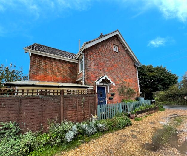 3 Bedroom Cottage For Sale In Sandy Lane, Newport, PO30