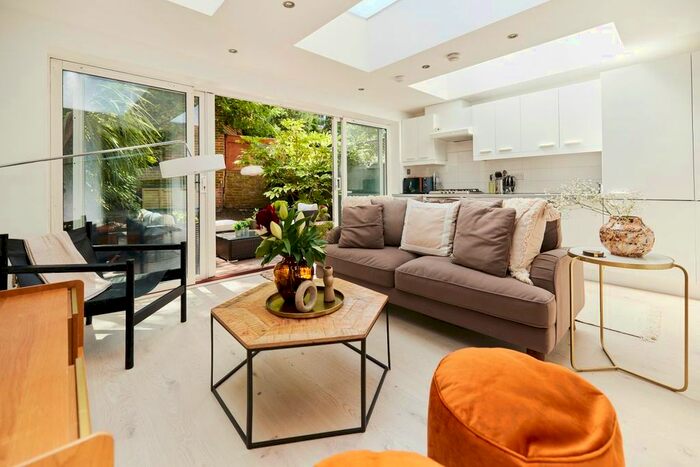 2 Bedroom Flat To Rent In Peckham Rye, London, SE15