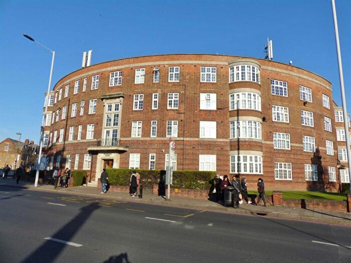 2 Bedroom Apartment To Rent In Quadrant Close, The Burroughs, Hendon, NW4