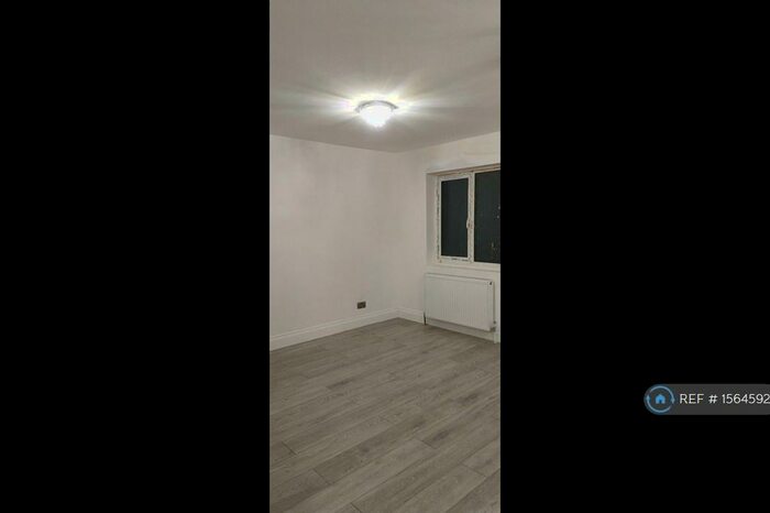 3 Bedroom Semi-Detached House To Rent In Hillcrest Road, Orpington, BR6