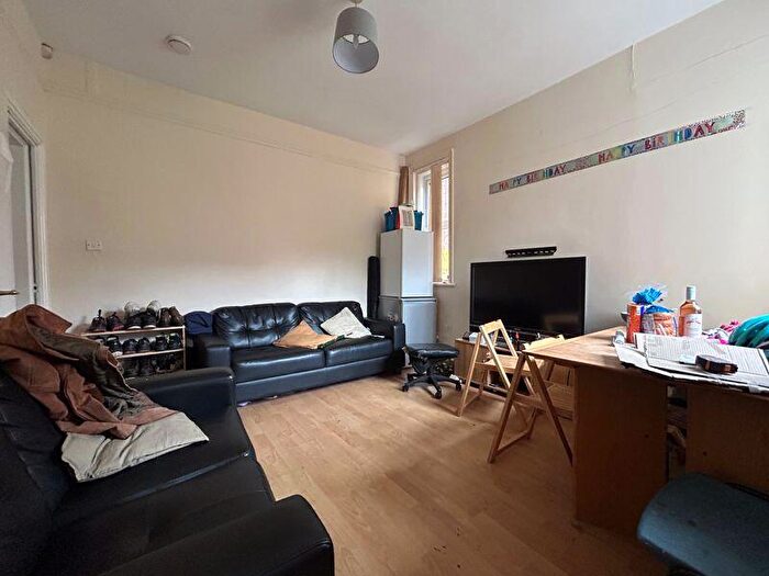 5 Bedroom Terraced House To Rent In Johnson Road, Nottingham - Beds Showers, NG7