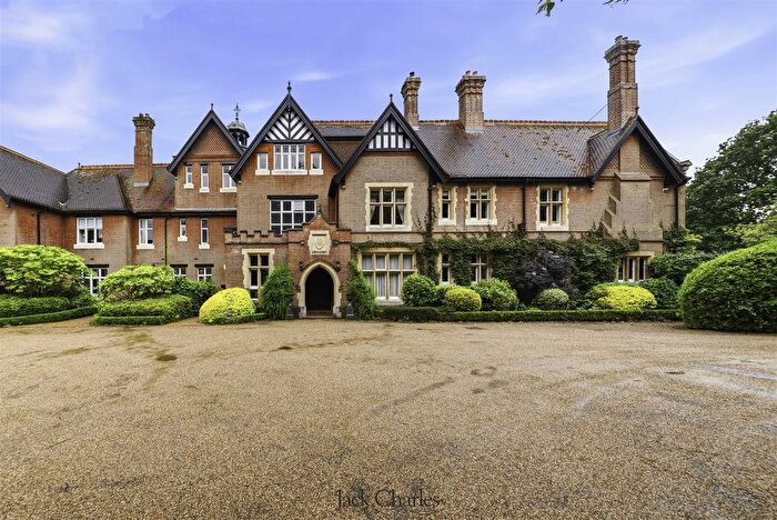 2 Bedroom Flat For Sale In North Frith Park, Hadlow, Tonbridge, TN11
