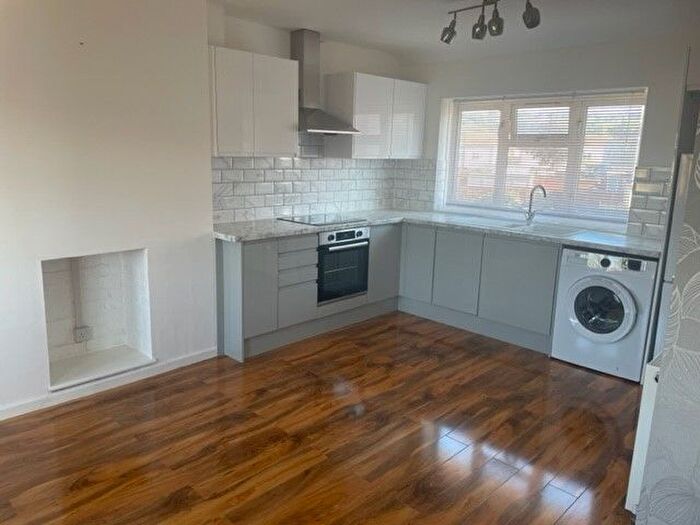 2 Bedroom Flat To Rent In Leeds Crescent, Weymouth, DT4