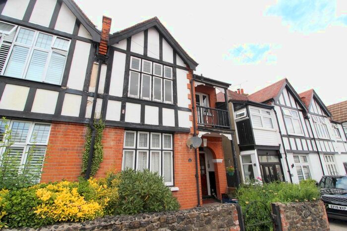 1 Bedroom Flat To Rent In Dawlish Drive, Leigh-On-Sea, SS9