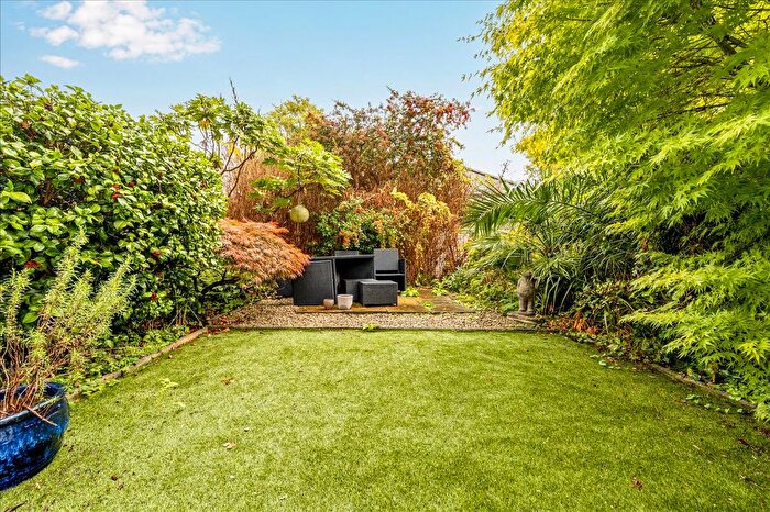 2 Bedroom Flat To Rent In Sinclair Road, London, W14