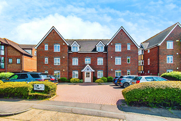 2 Bedroom Apartment For Sale In Admirals Walk, Southend-on-sea, SS3