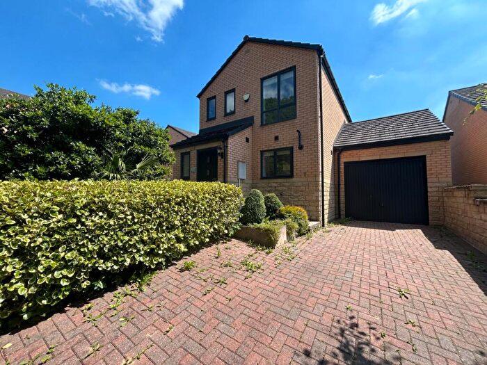 3 Bedroom Detached House To Rent In Meadow Walk, Poplars Park, Bradford, West Yorkshire, BD2