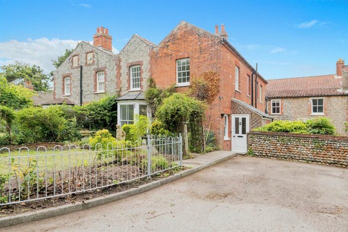 2 Bedroom Property To Rent In The Croft, Cromer, NR27