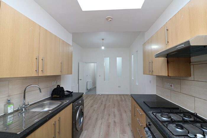 3 Bedroom Maisonette To Rent In Mitcham Lane, London, SW16