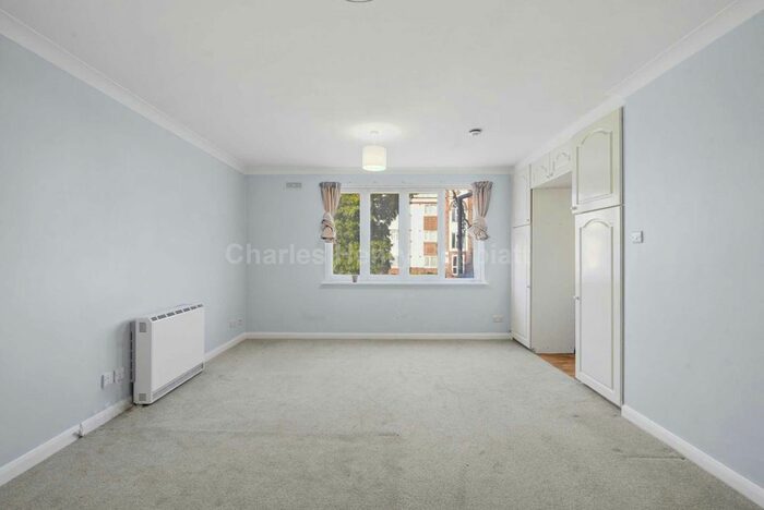 Studio To Rent In Canberra Close, Hendon, NW4