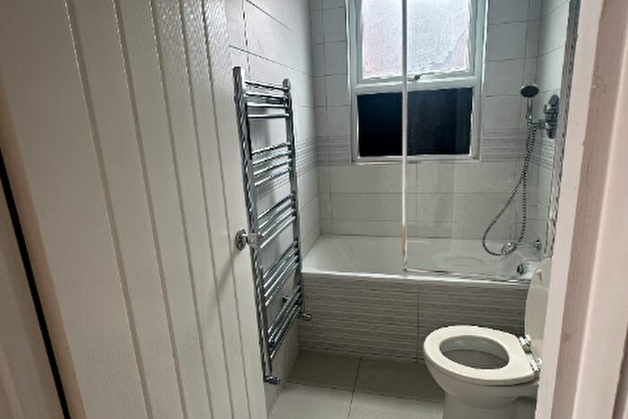 2 Bedroom Flat To Rent In Crown Terrace, Cricklewood Lane, London, NW2
