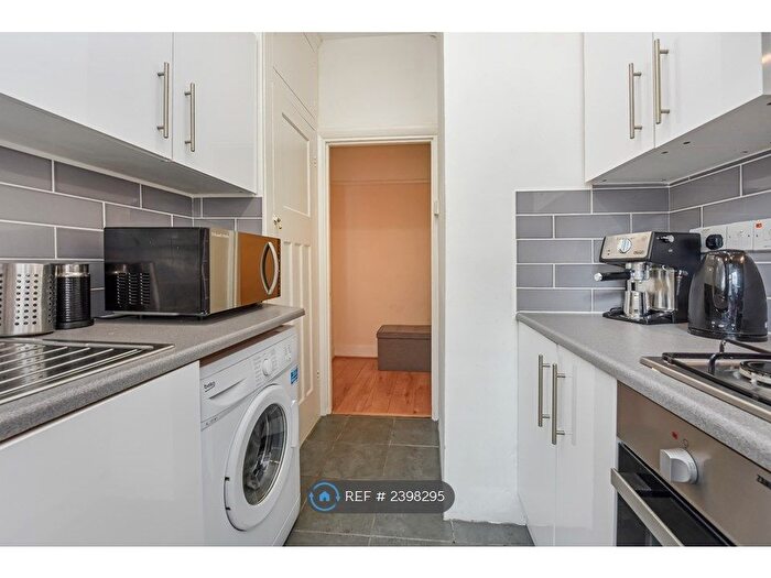 2 Bedroom Flat To Rent In Dover Court, London, SE10