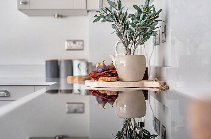 3 Bedroom Detached House For Sale In Hackney Way, Mortimer Common, Reading, Berkshire, RG7