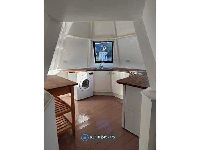 2 Bedroom Flat To Rent In The Crescent, Bournemouth, BH1