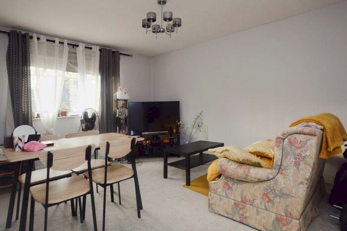 2 Bedroom Ground Flat To Rent In Paynes Hill, Salisbury, SP1