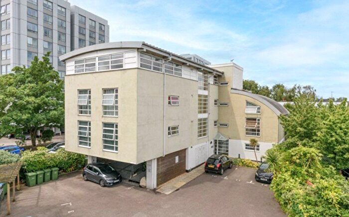 1 Bedroom Flat For Sale In Walton-On-Thames, Surrey, KT12