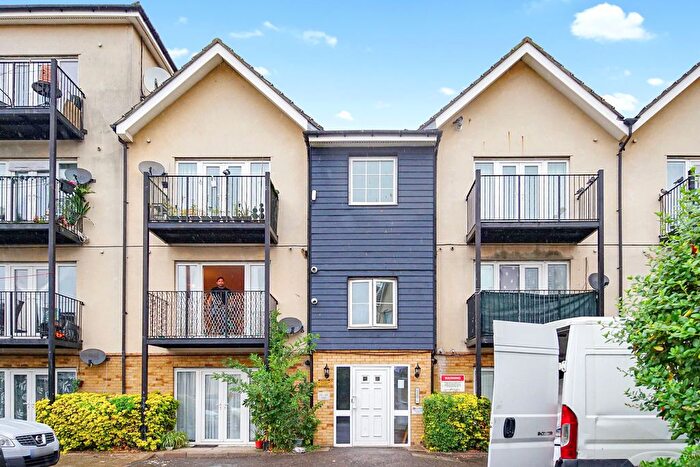 2 Bedroom Flat For Sale In Blackthorn Road, Ilford, IG1
