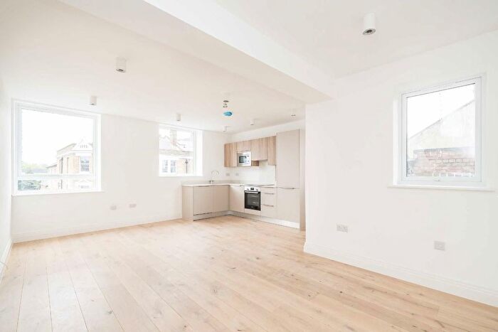 2 Bedroom Flat For Sale In Elfin Grove, Teddington, TW11